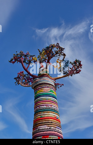 Sotto la scultura di baobab, Festival del mondo, Southbank Centre di Londra, Regno Unito Foto Stock