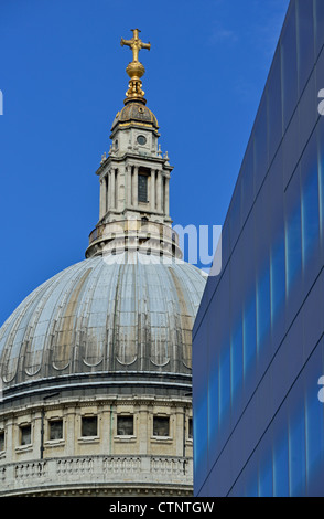 La cattedrale di St Paul e una nuova destinazione per lo shopping di Londra Regno Unito Foto Stock