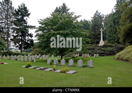 La sezione tedesca della St Symphorien Cimitero militare di Mons, Hainaut, Belgio. (Con il Commonwealth Croce di sacrificio dietro) Foto Stock