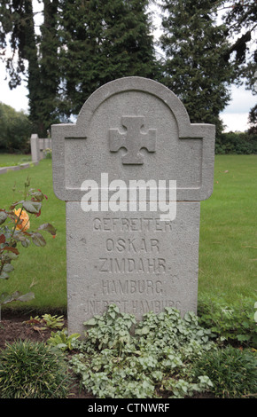 Una insolita lapide tedesco nel St. Symphorien Cimitero militare di Mons, Hainaut, Belgio. Foto Stock