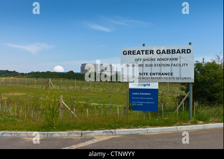 Ingresso superiore Gabbard sulla riva facility per centrali eoliche offshore con Sizewell centrale nucleare a distanza Foto Stock