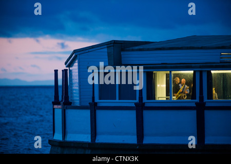 I musicisti jazz di eseguire per il periodo estivo serate di intrattenimento a Aberystwyth bandstand, 20 Luglio 2012 Foto Stock