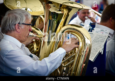 Ibstock mattone Brass Band con tuba o eufonium player in primo piano Foto Stock