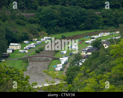 Molto bagnato camping lungo il fiume sicuro in Bourscheid, Lussemburgo Foto Stock