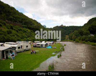 Molto bagnato camping lungo il fiume sicuro in Bourscheid, Lussemburgo, con il castello visibile in background. Foto Stock