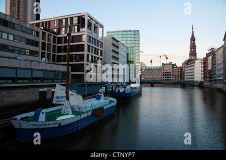 Das Schiff teatro in barca a Nikolaifleet canal Central Hamburg Germania Europa Foto Stock