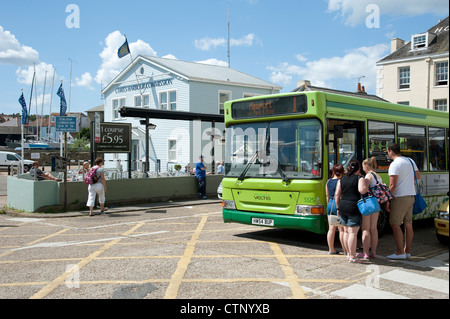 I passeggeri in arrivo & partenza bus terminus in West Cowes Isle of Wight England Regno Unito Foto Stock