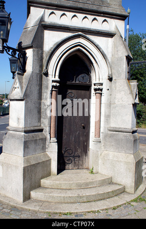 Parco BITTERNE orologio triangolo alla porta della torre Foto Stock