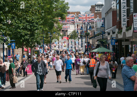 Affollato Centro occupato con High Street Shoppers Shopping nuova strada Gravesend Kent REGNO UNITO Foto Stock