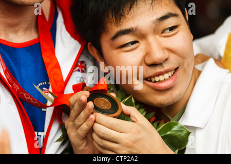 Pechino, Cina - 24 agosto 2008: cinese spettatore detiene il british Pesi Mediomassimi boxer ,tony jeffries' olimpico medaglia di bronzo. Foto Stock