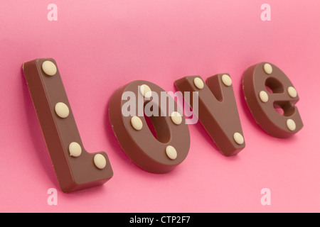 La parola "amore" digitato nel cioccolato al latte lettere - profondità di campo - studio shot Foto Stock