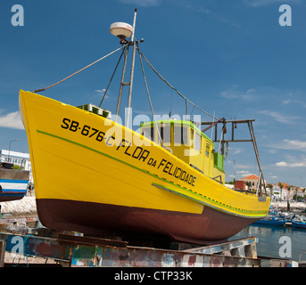 Barca da pesca sullo scalo al porto di Setubal, Setubal, Portogallo. Foto Stock