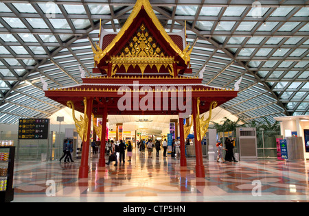 Architettura thailandese nel terminale all'Aeroporto di Suvarnabhumi o il nuovo Aeroporto Internazionale di Bangkok a Bangkok, in Thailandia. Foto Stock