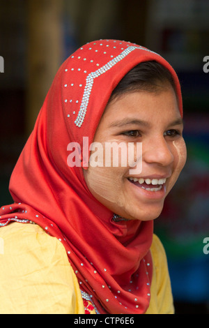 Ritratto di una ragazza birmano indossando thanaka sulle sue guance in (Rangoon) Yangon, Birmania (Myanmar). Foto Stock