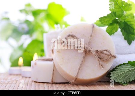 Barre di sapone con foglie di menta fresca e asciugamani Foto Stock