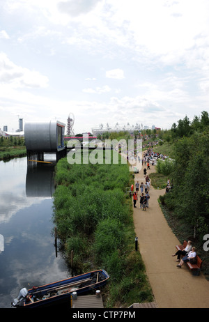 Atmosfera presso il parco olimpico di Stratford, a est di Londra il primo giorno delle Olimpiadi di Londra 2012 Foto Stock