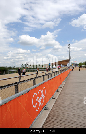 Atmosfera presso il parco olimpico di Stratford, a est di Londra il primo giorno delle Olimpiadi di Londra 2012 Foto Stock