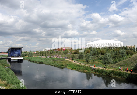 Atmosfera presso il parco olimpico di Stratford, a est di Londra il primo giorno delle Olimpiadi di Londra 2012 Foto Stock