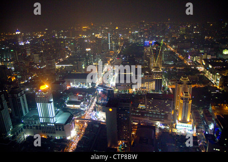 Vista del paesaggio urbano di Bangkok di notte presi dal Baiyoke Tower II, Thailandia. Foto Stock