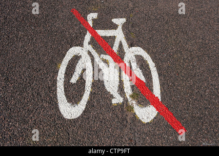 Nessun segno di ciclismo su strada asfaltata marciapiede Foto Stock