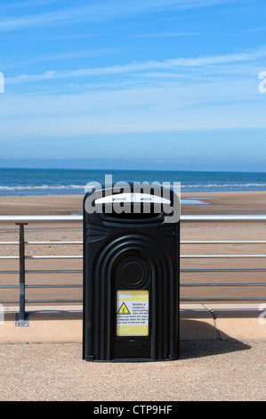 Spazzatura sul lungomare di Blackpool, Inghilterra Foto Stock