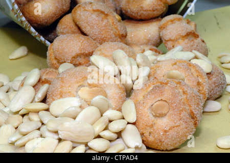 Tre amaretti italiani,biscotti con le briciole e mandorle, Sardegna Foto Stock