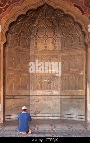 Musulmani pregano nella preghiera area interna al Masjid-i-Jahān Numā / Jama Masjid moschea di Vecchia Delhi, India Foto Stock