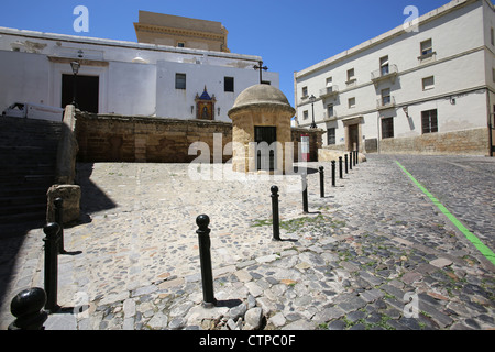 Città di Cadiz, Spagna. Il Plaza Fray Felix con la vecchia cattedrale in background. Foto Stock