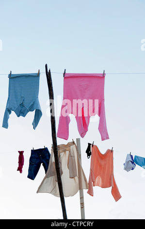 Panni stesi su clothelines contro il cielo Foto Stock