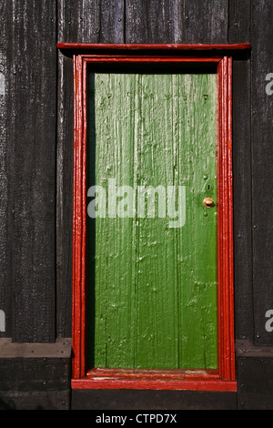 Vicino la storica chiesa Vidimyri luminose colorate di verde antico di legno porta anteriore con rivestimento rosso in Islanda, Europa, 1834, sportelli unici Foto Stock