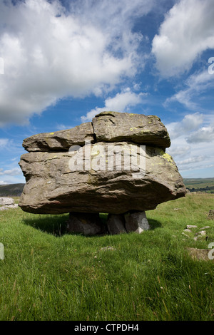 Paesaggio del Norber siluriano arenaria Erratics, ghiacciai massi irregolari & massi calcarei. Austwick, North Yorkshire Dales National Park, Regno Unito Foto Stock