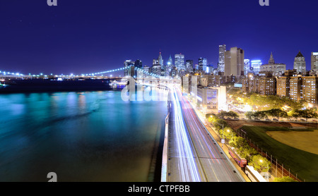 Il centro di Manhattan skyline di New York City di notte. Foto Stock