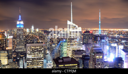 La famosa New New York City grattacieli di Manhattan di notte. Foto Stock