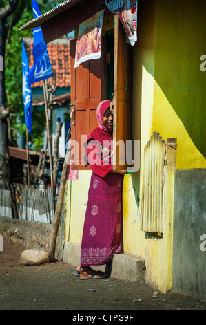 Una ragazzina musulmana in un piccolo negozio colorati sull'isola di Komodo nell'arcipelago indonesiano fo Nusa Tenggara. Foto Stock