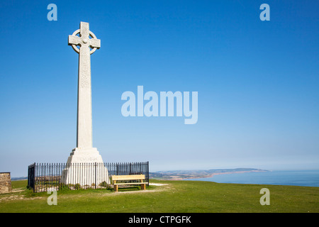 Tennyson Memorial, Isle of Wight, Hampshire, Inghilterra, Regno Unito (vicino agli aghi) con costa panoramica vista sotto un cielo blu chiaro Foto Stock