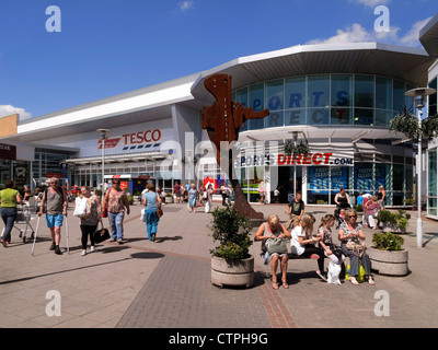 I negozi e gli amanti dello shopping in giunco Shopping Center Loughborough, Leicestershire, England, Regno Unito Foto Stock