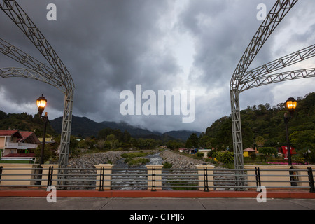 Ponte sul Fiume Caldera che corre attraverso il centro di Boquete in Chiriqui Highlands, Panama. Foto Stock