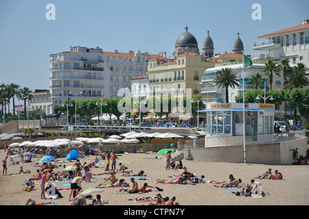 Spiaggia e vista sul lungomare, Saint-Raphaël, Côte d'Azur, Var Reparto, Provence-Alpes-Côte d'Azur, in Francia Foto Stock