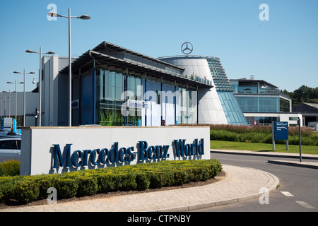 Mercedes-Benz World, Brooklands, Weybridge, Surrey, England, Regno Unito Foto Stock