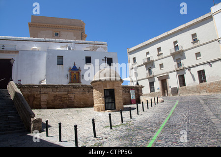 Città di Cadiz, Spagna. Il Plaza Fray Felix con la vecchia cattedrale in background. Foto Stock