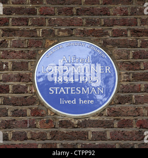 La targa blu in memoria di Alfred Lord Milner al Manchester Square, Marylebone, London, England. Foto Stock