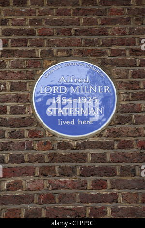 La targa blu in memoria di Alfred Lord Milner al Manchester Square, Marylebone, London, England. Foto Stock