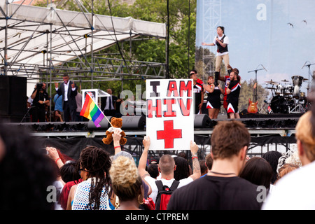 Un uomo con una 'Io sono HIV + segno in una folla durante la consapevolezza del AIDS di rally - Luglio 22, 2012, Washington DC, Stati Uniti d'America Foto Stock