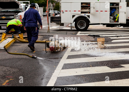 Un motorizzato pompa acqua utilizzata nel sistema fognario Foto Stock