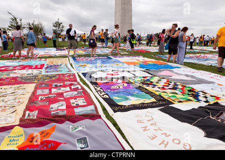 AIDS Memorial Quilt pannelli sono messe in mostra sul Mall per contrassegnare il venticinquesimo anniversario della sua fondazione - Luglio 22, 2012, Washington DC, Stati Uniti d'America Foto Stock