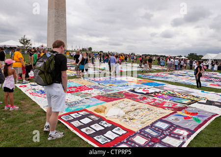 AIDS Memorial Quilt pannelli sono messe in mostra sul Mall per contrassegnare il venticinquesimo anniversario della sua fondazione - Luglio 22, 2012, Washington DC, Stati Uniti d'America Foto Stock