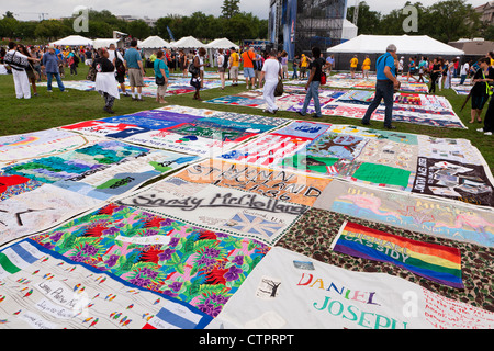 AIDS Memorial Quilt pannelli sono messe in mostra sul Mall per contrassegnare il venticinquesimo anniversario della sua fondazione - Luglio 22, 2012, Washington DC, Stati Uniti d'America Foto Stock