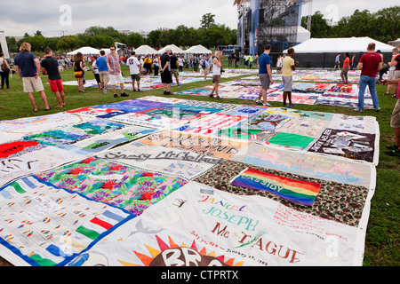 AIDS Memorial Quilt pannelli sono messe in mostra sul Mall per contrassegnare il venticinquesimo anniversario della sua fondazione - Luglio 22, 2012, Washington DC, Stati Uniti d'America Foto Stock