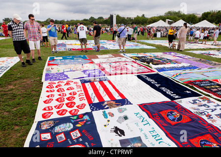 AIDS Memorial Quilt pannelli sono messe in mostra sul Mall per contrassegnare il venticinquesimo anniversario della sua fondazione - Luglio 22, 2012, Washington DC, Stati Uniti d'America Foto Stock