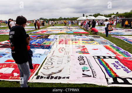 AIDS Memorial Quilt pannelli sono messe in mostra sul Mall per contrassegnare il venticinquesimo anniversario della sua fondazione - Luglio 22, 2012, Washington DC, Stati Uniti d'America Foto Stock